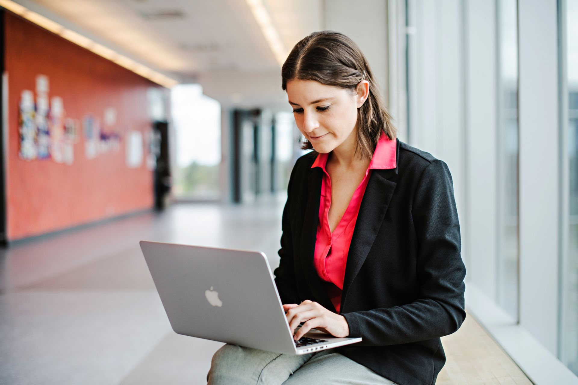 Danielle Ripsman with a laptop